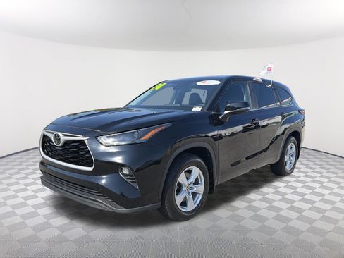 Certified 2024 Toyota Highlander LE AWD/4WD image 3