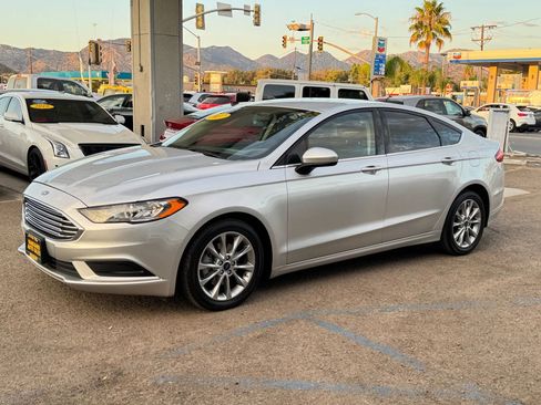 Used 2017 Ford Fusion SE w/ Fusion SE Technology Package image 7