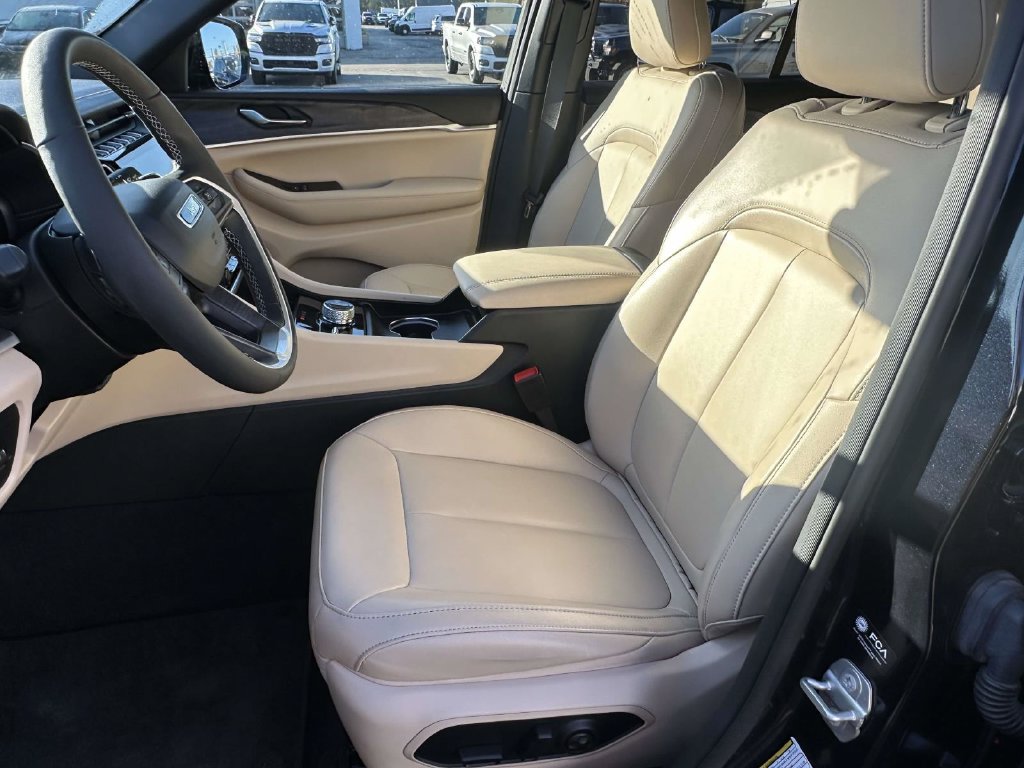 Used 2024 Jeep Grand Cherokee Limited AWD/4WD image 18