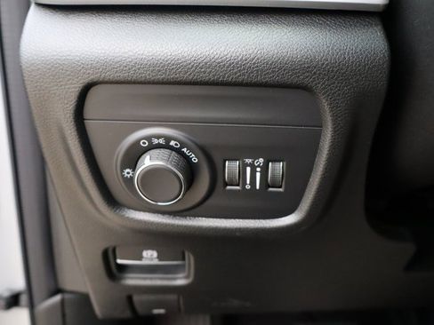 New 2025 Jeep Grand Cherokee Altitude image 12