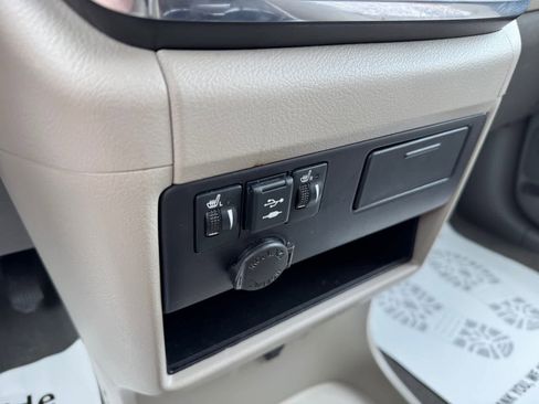 Used 2019 Toyota Sienna XLE w/ XLE Navigation Package FWD image 5