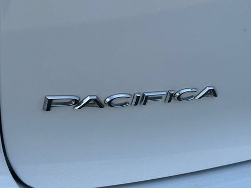 Used 2024 Chrysler Pacifica Limited FWD image 7