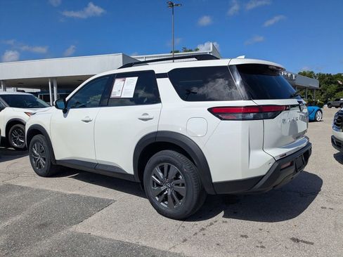 Used 2024 Nissan Pathfinder SV image 5
