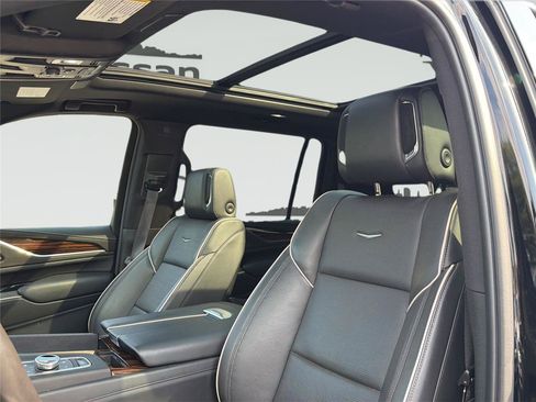 Used 2023 Cadillac Escalade ESV Premium Luxury AWD/4WD image 17