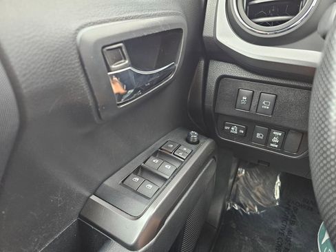 Used 2022 Toyota Tacoma TRD Sport image 30