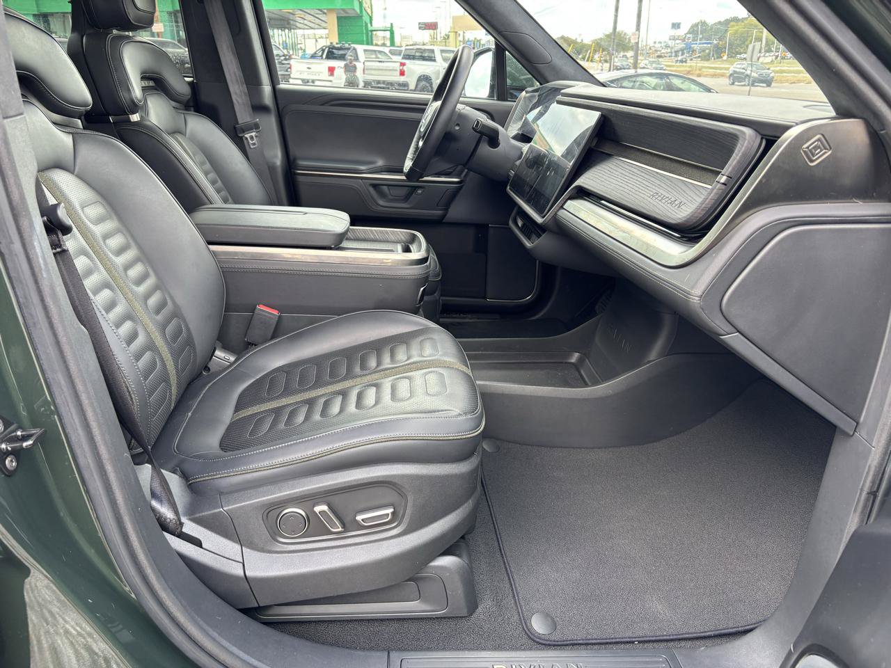 Used 2025 Rivian R1S Adventure Dual AWD/4WD image 13