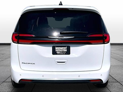 Used 2025 Chrysler Pacifica Select FWD image 4
