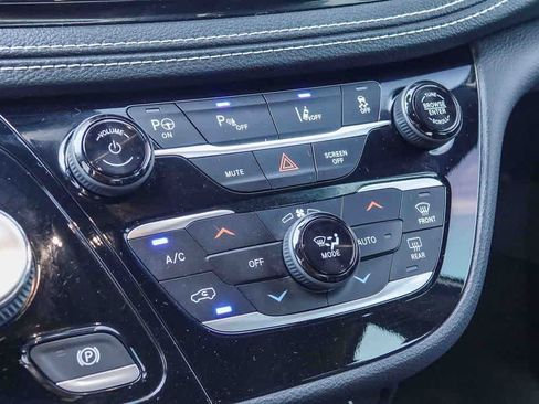 Used 2022 Chrysler Pacifica Touring-L w/ Uconnect Theater Family Group FWD image 21