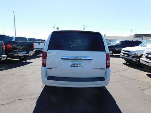 Used 2010 Chrysler Town & Country LX image 6
