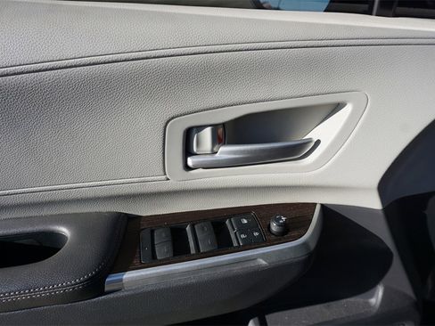 Used 2021 Toyota Sienna XLE image 4