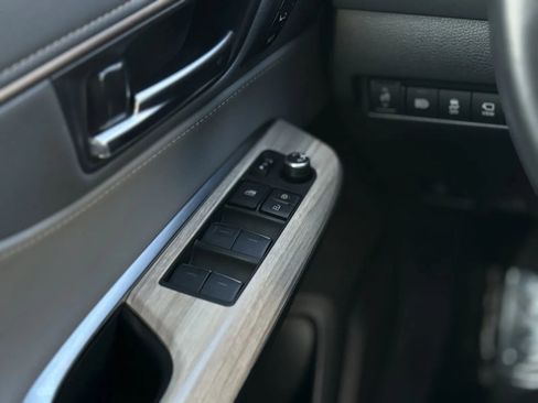 Used 2022 Toyota Venza Limited image 25