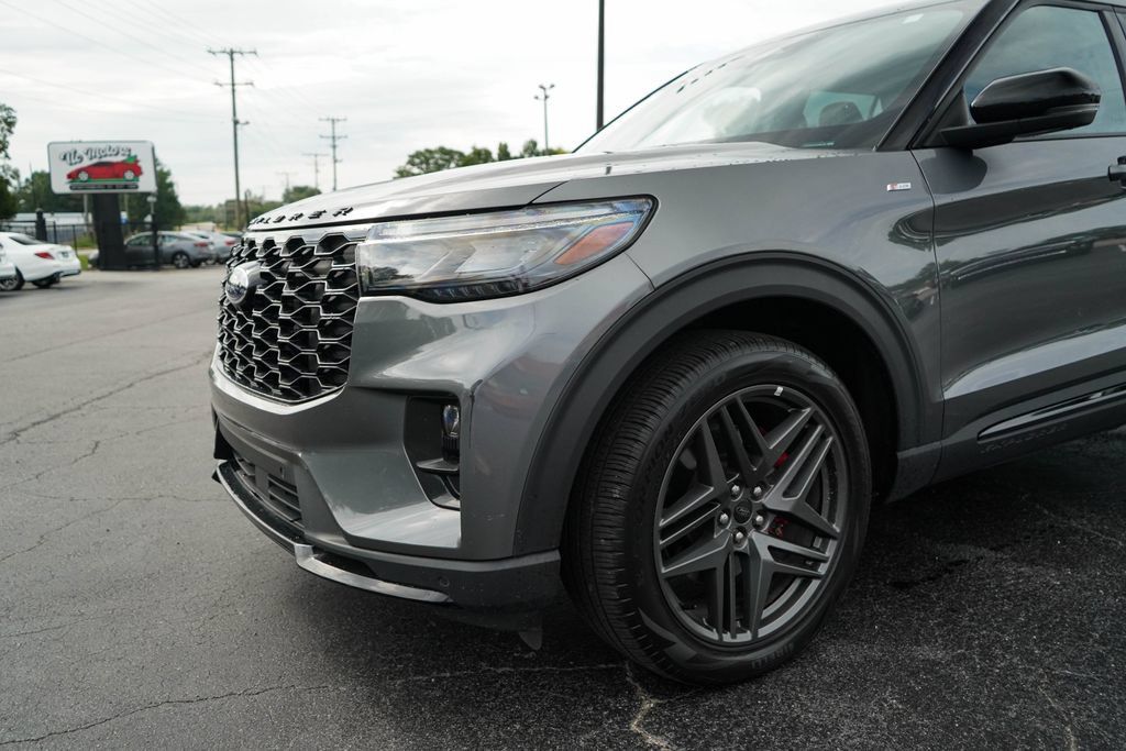 Used 2025 Ford Explorer ST-Line w/ ST-Line Street Pack AWD/4WD image 17