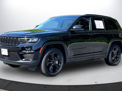 Used 2023 Jeep Grand Cherokee Limited w/ Black Appearance Package AWD/4WD image 4