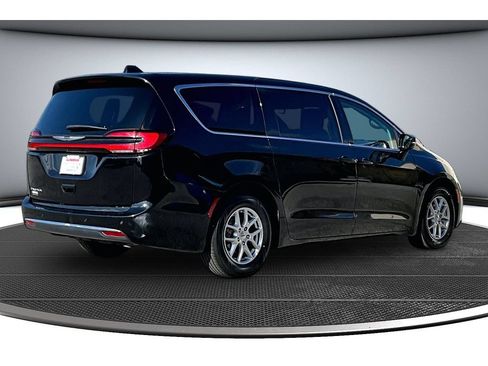 Used 2024 Chrysler Pacifica Touring-L FWD image 18