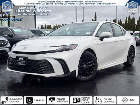 Used 2025 Toyota Camry SE image 1