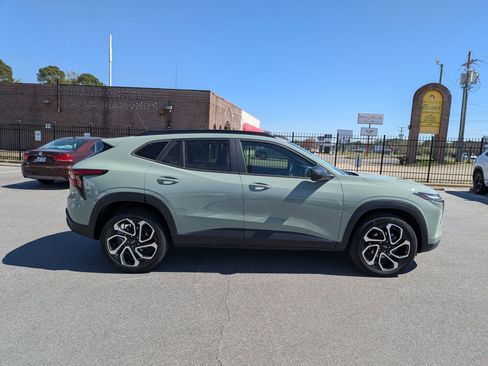 Used 2024 Chevrolet Trax RS w/ Sunroof Package image 2