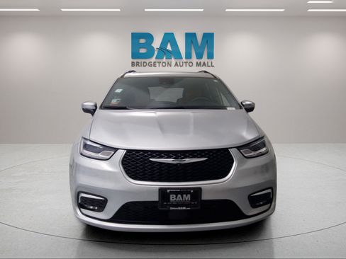 Used 2023 Chrysler Pacifica Pinnacle FWD image 2