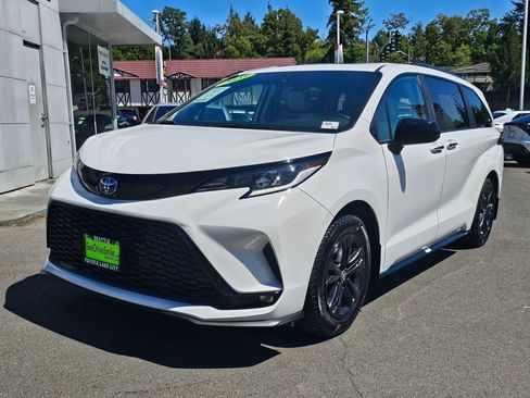 Used 2025 Toyota Sienna XSE AWD/4WD image 3