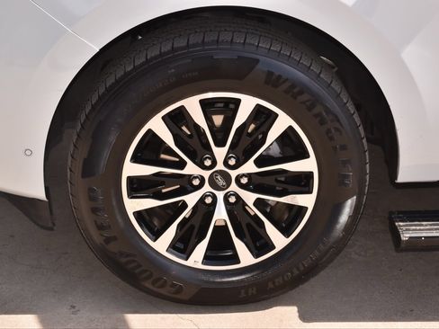 Certified 2025 Ford Expedition Platinum image 40