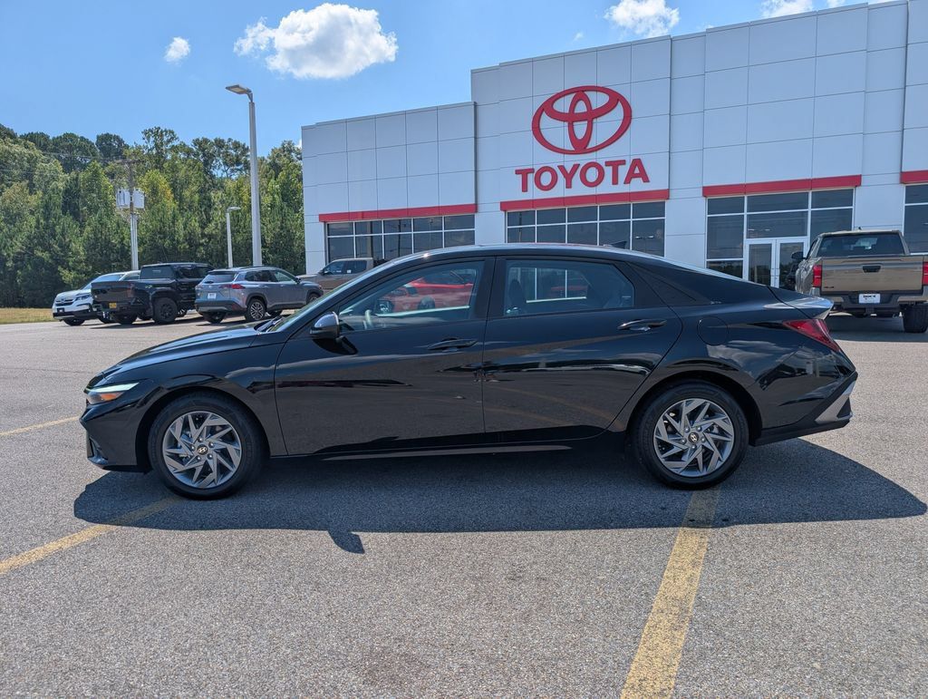Used 2024 Hyundai Elantra SEL FWD image 2