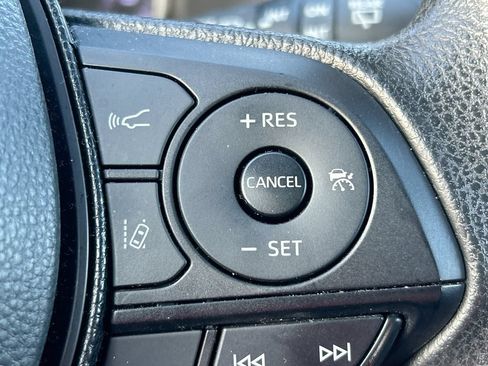 Used 2021 Toyota RAV4 XLE w/ Convenience Package FWD image 18