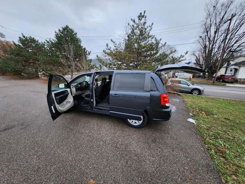 Used 2017 Dodge Grand Caravan SE image 32