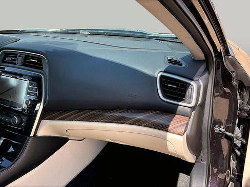 Used 2017 Nissan Maxima Platinum w/ Interior Lighting Package FWD image 18