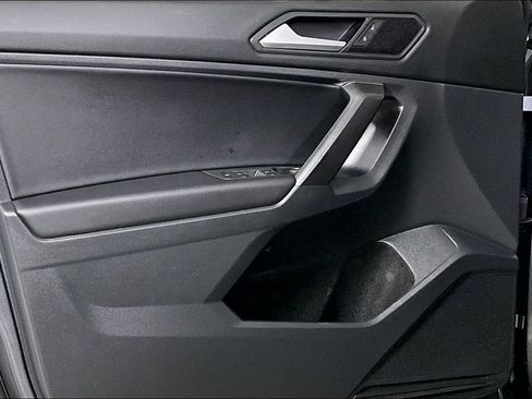 Used 2021 Volkswagen Tiguan SE w/ Panoramic Sunroof Package image 23