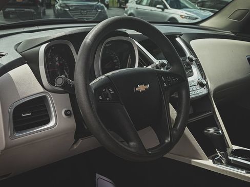 Used 2017 Chevrolet Equinox LS FWD image 2