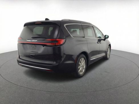 Used 2024 Chrysler Pacifica Touring-L image 9