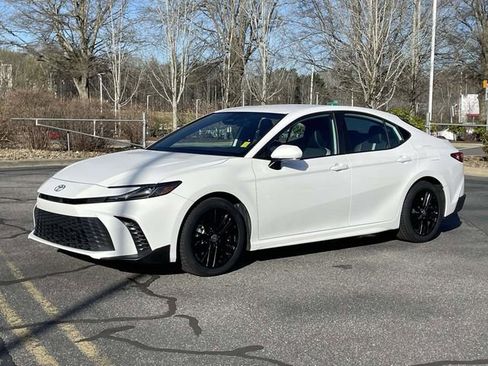 Used 2025 Toyota Camry SE w/ Convenience Package image 1