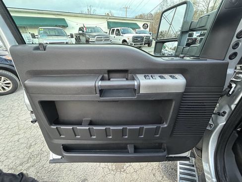 Used 2015 Ford F350 Lariat w/ Lariat Interior Package image 20