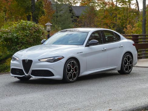 Used 2023 Alfa Romeo Giulia Veloce RWD image 1