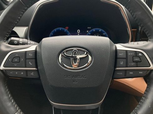 Used 2024 Toyota Highlander Platinum image 16