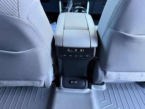 Used 2021 Toyota Highlander L image 18