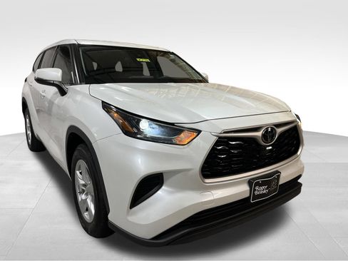 Used 2022 Toyota Highlander L FWD image 3