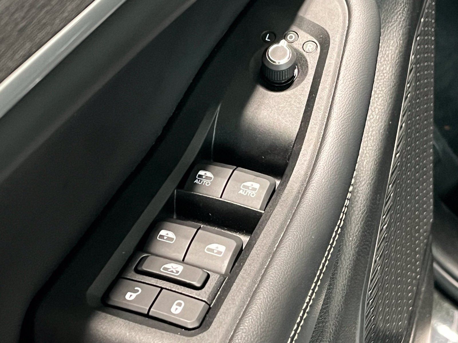 Used 2023 Jeep Grand Cherokee Limited AWD/4WD image 36