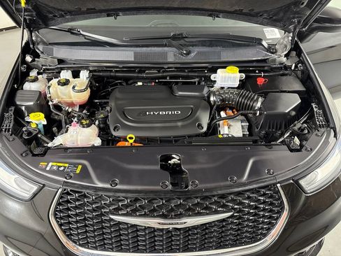 Used 2023 Chrysler Pacifica Touring-L FWD image 40