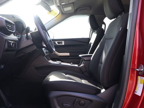 Used 2023 Ford Explorer XLT image 30