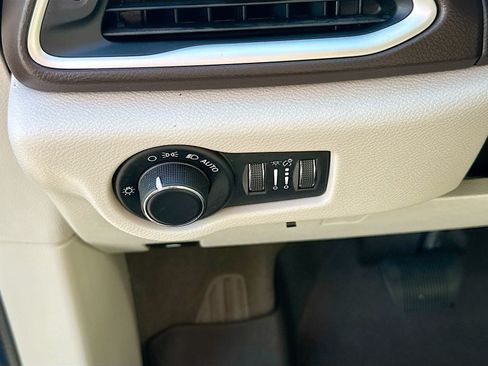 Used 2017 Chrysler Pacifica Touring FWD image 22