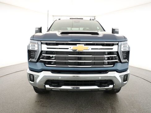 Used 2025 Chevrolet Silverado 3500 LTZ w/ LTZ Premium Package image 2