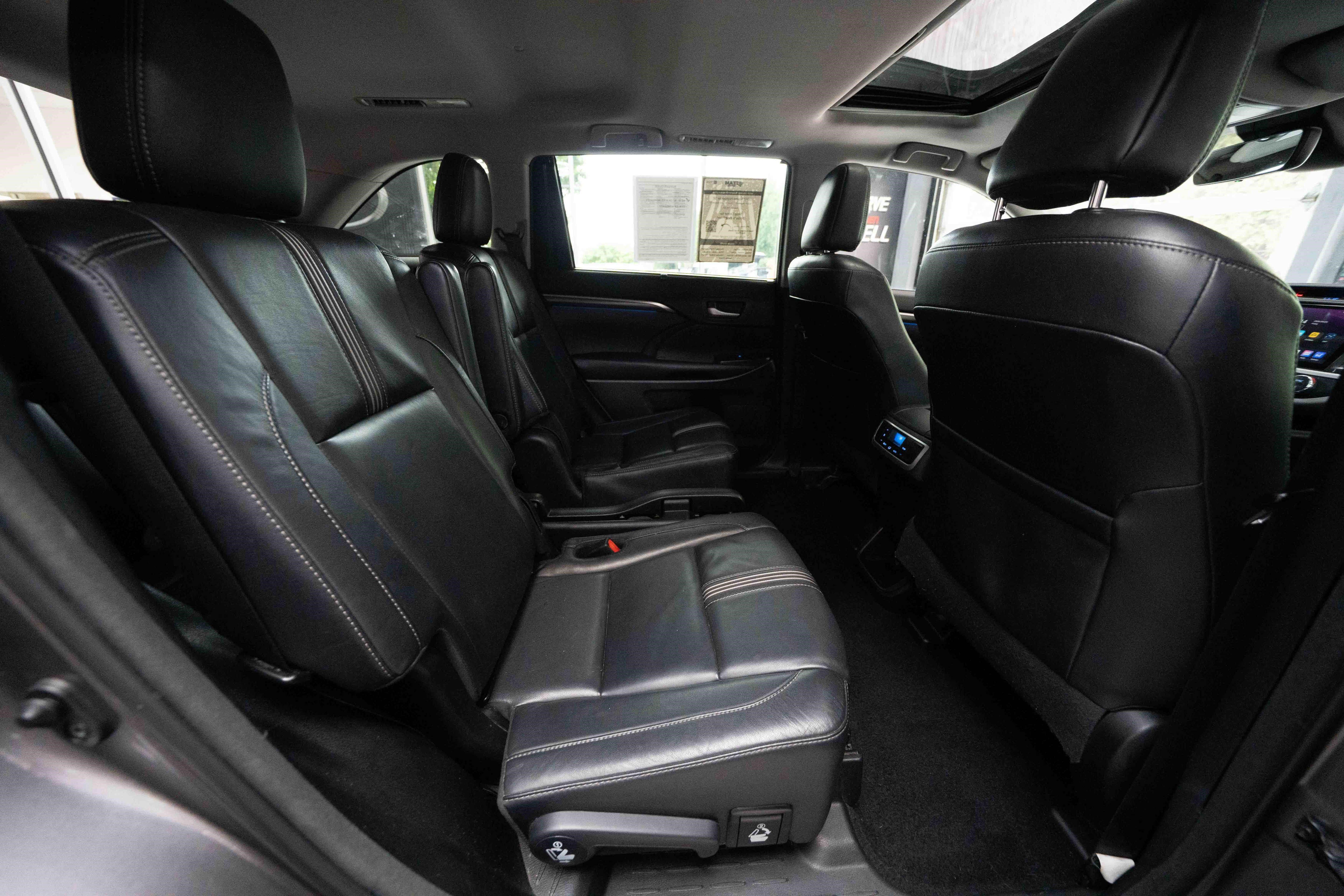 Used 2017 Toyota Highlander SE AWD/4WD image 25