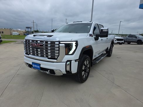 Used 2024 GMC Sierra 2500 Denali w/ Technology Package AWD/4WD image 3