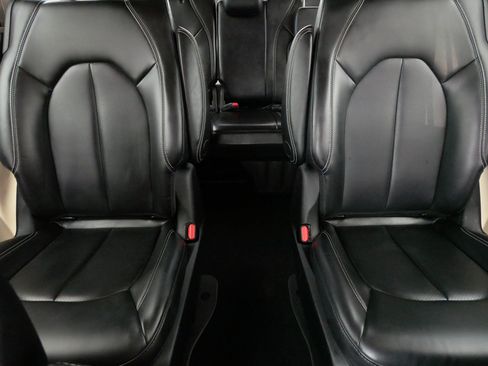 Used 2023 Chrysler Pacifica Touring-L FWD image 13
