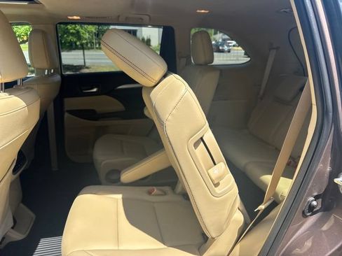 Used 2019 Toyota Highlander XLE AWD/4WD image 26