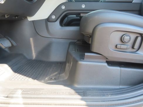 New 2024 Land Rover Defender 110 S image 19