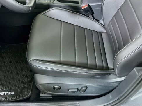 Certified 2023 Volkswagen Jetta SE w/ Panoramic Sunroof Package FWD image 19