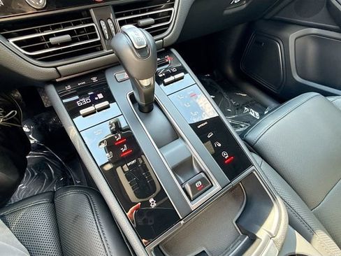 Certified 2025 Porsche Macan AWD/4WD image 34
