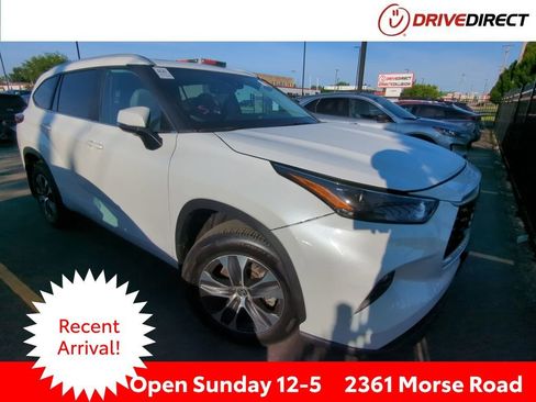 Used 2023 Toyota Highlander XLE AWD/4WD image 1