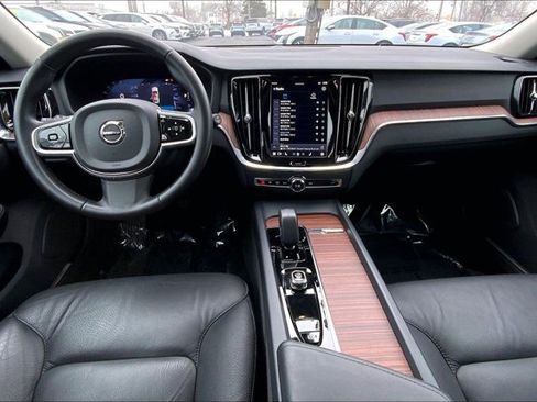 Used 2025 Volvo V60 B5 Cross Country Plus image 15